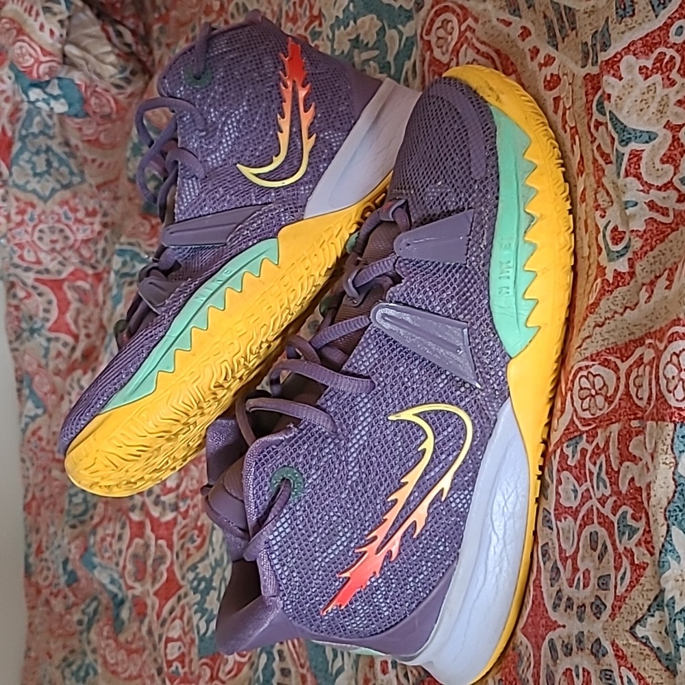 Boys Kyrie 7s "Daybreak"
